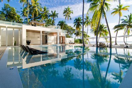 Malediven Amilla Estate Strandvilla aussen Pool c Amilla Resort and Residences