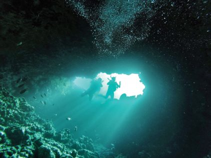 Malediven-Amilla-Blue-Hole-Tauchen-c-Amilla-Maldives-Resort-and-Residences